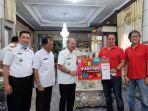 penyerahan-kartu-internet-telkomsel-kepada-bupati-jeneponto-1.jpg