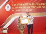 penyerahan-penghargaan-khusus-kepada-kepala-daerah-pembina-pelayanan.jpg
