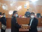 penyerahan-ranperda-oleh-wakil-bupati-mamasa-marthinus-tiranda.jpg