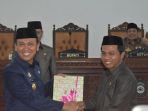 penyerahan-surat-keputusan-persetujuan-ranperda-rpjmd_20180725_183246.jpg