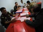 penyerahan-tersangka-dan-barang-bukti-tindak-pidana-pelanggaran-pemilu.jpg