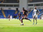 penyerang-PSM-Makassar-Victor-Mansaray-dijaga-ketat-bek-PSIS-Semarang-Lucao.jpg