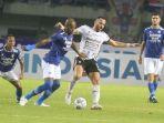 penyerang-persib-bandung-david-da-silva-berebut-bola-dengan-ilija-spasojevic.jpg