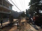 perbaikan-jalan-di-jl-hertasning.jpg<pf>pekerja-melakukan-pembenahan-drainase-dan-pelebaran-jalan-di-jl-hertasning.jpg
