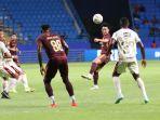 perebutan-bola-antara-pemain-PSM-Makassar-dengan-pemain-Bali-United-di-Stadion-Batakan.jpg