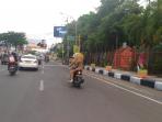 perempuan-berseragam-pns-naik-motor-tanpa-helm-di-jl-ahmad-yani_20161031_212658.jpg