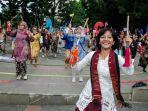 perempuan-dari-komunitas-rumpun-indonesia-membawakan-tarian-laras-bambu.jpg