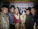 pernikahan-inade-65-dan-idris-20-dipadati-warga_20181025_125639.jpg