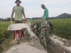 personel-kodim-1403-sawerigading-membuat-irigasi-pertanian_20171022_215932.jpg
