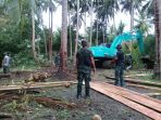 personel-kodim-1415selayar-membuat-jembatan-di-sungai-pusobang-dusun-dodaiya_20180522_183535.jpg