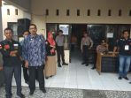 personel-polres-soppeng-melakukan-penjagaan-secara-ketat-di-kantor-kpu-soppeng_20180705_102905.jpg