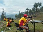 personel-polres-tana-toraja-gelar-latihan-menembak-di-getengan.jpg