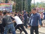 personel-polres-tana-toraja-menghadang-massa-bentrok-saat-perhitungan-suara-pada.jpg