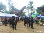 personel-polres-toraja-utara-dan-bko-brimob-batalyon-b-pelopor-parepare-bubarkan-adu-kerbau.jpg