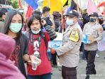 personel-polres-toraja-utara-membagikan-air-mineral-kepada-pengunjuk-rasa.jpg