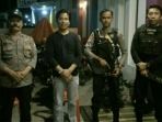 personel-polres-wajo-melakukan-pengamanan-di-gereja-petra_20180513_201708.jpg
