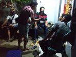 personel-polsek-galut-ketika-melakukan-penyelidikan-dengan-mendatangi-warga.jpg