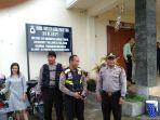 personel-polsek-mandai-melakukan-pengamanan-gereja-yang-ada-di-wilayah-kerjanya.jpg
