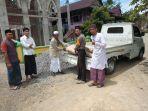personel-polsek-pammana-menyerahkan-bantuan.jpg