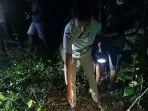 personel-polsek-parangloe-mendatangi-tkp-penemuan-sesosok-pria-dalam-kondisi-terluka-di-hutan.jpg
