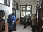 personel-polsek-tamalanrea-mendatangi-lokasi-bayi.jpg