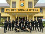 personel-sat-sabhara-polres-toraja-utara-bersenjata-lengkap-amankan-tiga-ekor-ayam.jpg