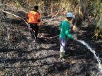 personel-trc-bpbd-enrekang-memadamkan-api-di-areal-kebun-raya-massenrempulu2.jpg
