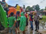 personil-polsek-tanete-riaja-lakukan-penyemprotan-disinfektan-di-rumah-warga-minggu-2932020.jpg
