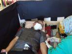 perwakilan-manajemen-mtc-binsar-j-samosir-kiri-saat-donor-darah.jpg