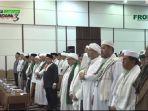peserta-ijtima-ulama-3-di-sentul-menyanyikan-lagu-indonesia-raya.jpg