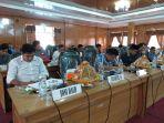 peserta-sidang-paripurna-dprd-mamasa-mendoakan-presiden-ketiga.jpg