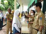 peserta-unbk-smkn-1-lutim-harus-diperiksa-dengan-alat-thermometer-infrared.jpg<pf>tim-pengawas-unbk-smkn-1-lutim.jpg<pf>peserta-unbk-smkn-1-lutim-harus-diperiksa-dengan-alat-thermoscan.jpg<pf>siswa-smkn-2-lutim-tengah-serius-menyelesaikan-soal-dalam-ujian-nasional.jpg