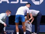 petenis-novak-djokovic-celana-biru-dan-hakim-garis-duduk.jpg