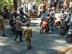 petugas-berjaga-jaga-dan-melakukan-pemeriksaan-di-malino-sabtu-1552021.jpg