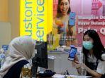 petugas-customer-service-melayani-nasabah-di-kantor-bank-bca-jl-ahmad-yani-3.jpg