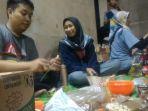 petugas-dapur-darurat-milik-pmi.jpg