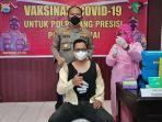 petugas-dinkes-sinjai-memvaksin-anggota-polres-sinjai-pada-pekan-lalu.jpg