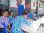 petugas-disdukcapil-toraja-utara-melakukan-perekaman-ktp-e.jpg