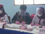 petugas-kpps-tps-34-paccinongan-kompak-gunakan-seragam-sd-jl-m-yusuf-bauti.jpg
