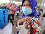 petugas-medis-menyuntikkan-vaksin-covid-19-kepada-guru-di-tribun-lapangan-karebosi-4.jpg