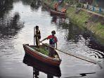 petugas-membersihkan-sampah-yang-mengotori-kanal-di-jalan-dangko-makassar.jpg