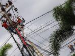 petugas-pln-mengerjakan-pelep.jpg