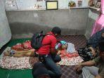 petugas-polsek-pallangga-melakukan-olah-tkp-di-rumah-korban.jpg