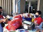 petugas-pt-jne-mengemas-barang-di-kantor-jne-jalan-ap-pettarani-1selasa-8122020.jpg