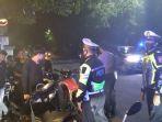 petugas-satgas-covid-bersama-anggota-polres-sinjai-operasi-masker.jpg