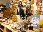 petugas-store-menyusun-produk-yang-ditawarkan-di-hush-puppies-mari.jpg