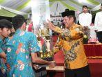 piala-yang-diperebutkan-pada-lomba-sthq-di-kabupaten-soppeng.jpg