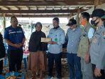 pimpinan-baznas-enrekang-ilham-kadir-menyerahkan-langsung-bantuan-korban-kebakaran.jpg