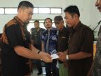 pjs-wali-kota-palopo-andi-arwin-aziz-secara-simbolis-menyalurkan-insentif-rtrw_20180607_143255.jpg