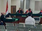 plt-kadis-nakertrans-mamuju-duduk-di-kursi-pesakitan-di-ruangan-sidang-pn-mamuju.jpg